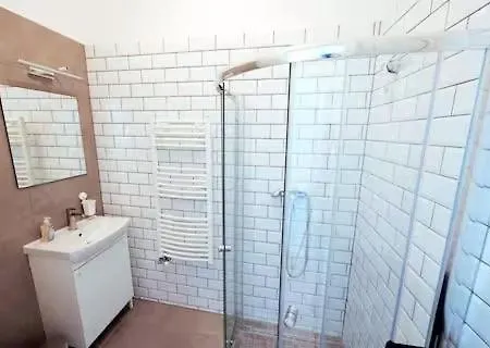 Apartment Akacfa - Spacious Centre